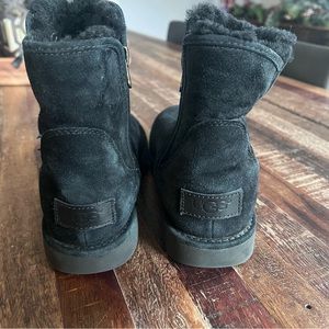 Black women’s size 7 uggs.  Side zipper.